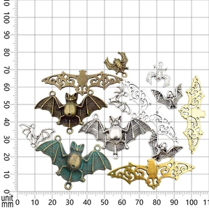 Mix of 30 vintage alloy bat pendants in various sizes and finishes on a mm grid