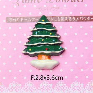 Detail shot of a 2.8x3.6cm green resin Christmas tree charm with white snow edges