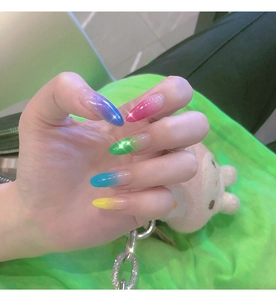 Detail van kleurveranderende extensiegel met een levendige iriserende amandel nagellook