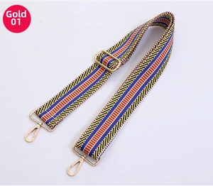 Dettaglio della tracolla in tessuto boho multicolore con fibbie in metallo dorato e anello