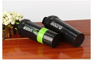 Gros plan de shakers de protéines noirs avec accents verts et échelle de volume
