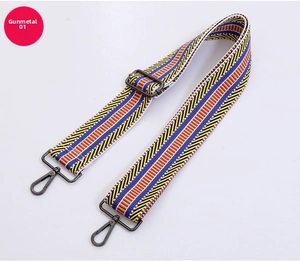Dettaglio tracolla intrecciata colorata con moschettoni gunmetal e fibbia in metallo