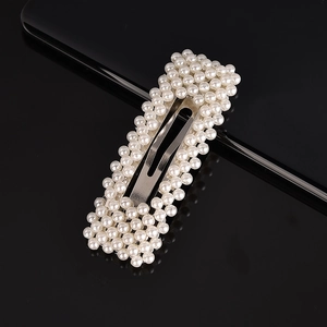 Barrette rectangulaire élégante avec perles blanches et base argentée pour coiffure chic