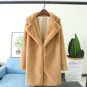 Détail de la fourrure synthétique camel et du grand col à revers sur ce manteau en peluche