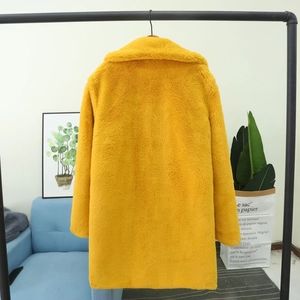 Vue arrière d'un long manteau en fausse fourrure jaune montrant la texture épaisse