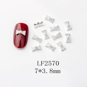 Bijou d'ongles nœud argenté avec perle blanche, détail 7x3,8mm pour design manucure