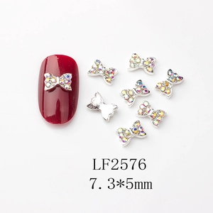 Détail macro de nœuds pour ongles argentés avec cristaux AB de 7,3x5mm et code LF2576