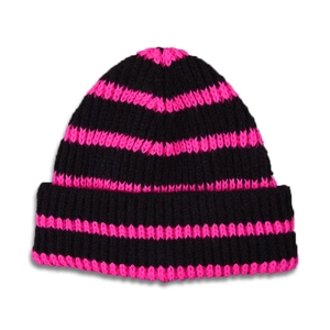 Gros plan du bonnet en tricot rayé noir et rose montrant la texture côtelée