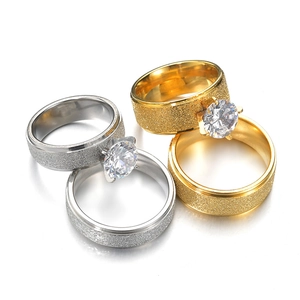 Bagues de couple en acier inoxydable sablé avec zircone cubique en or et argent