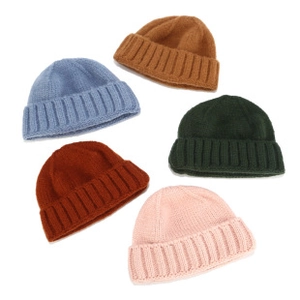 Detalle de gorros de punto en colores azul claro, caramelo, verde oscuro y rosa