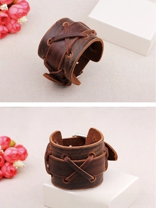 Détail d'un bracelet manchette large en cuir marron foncé avec design à lacets punk