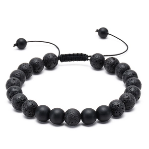 Détail du bracelet tressé ajustable en pierre de lave noire et pierre mate pour hommes et femmes