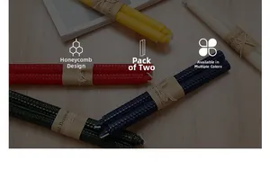 Λεπτομέρεια από χειροποίητα κεριά μέλισσας με υφή κερήθρας σε διάφορα χρώματα