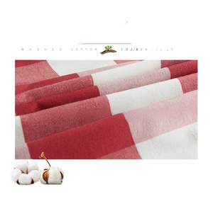 Detailopname van dikke rood-witte ruitstof met textuur van 20% katoen en 80% polyester