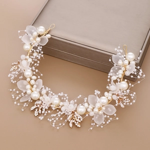 Eleganter Braut-Haarreif mit Perlen, goldenen Blättern und matten Blütenblättern