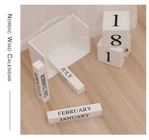 Gros plan sur les blocs du calendrier perpétuel nordique en bois de style Morandi
