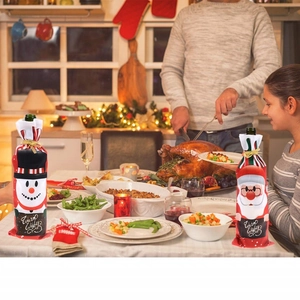 Détail des housses de bouteille Père Noël et Bonhomme de neige avec texte Warm Wishes et ruban