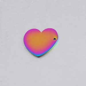 Macro-opname van een regenboogkleurige hartvormige hanger van roestvrij staal