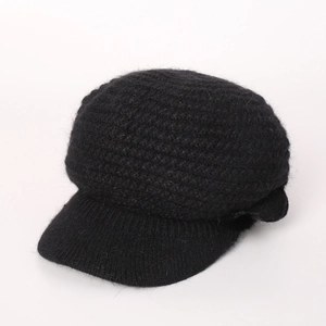 Detailansicht der dicken schwarzen Strickmütze mit warmem Fleecefutter und Textur