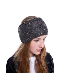 Nahaufnahme des dunkelgrauen Strickstirnbands mit Zopfmuster und bunten Akzenten