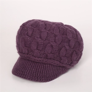 Primer plano de la textura de punto trenzado púrpura y visera de este gorro de invierno
