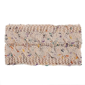 Detail eines hellbeige melierten Strickstirnbandes mit Zopfmuster und bunten Noppen