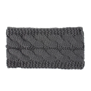 Nahaufnahme dunkelgraues Strickstirnband mit Zopfmuster und warmem Fleece-Futter für den Winter