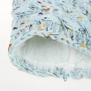 Detailaufnahme des Strickstirnbands mit farbigem Mischgarn und weichem Fleecefutter