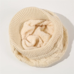 Detalle del gorro de punto crema que muestra el forro polar grueso y cálido del interior