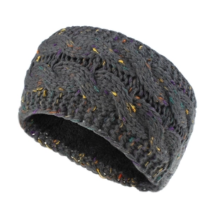 Detail der Strickstruktur des dunkelgrauen Zopfmusters Stirnbands mit bunten Punkten