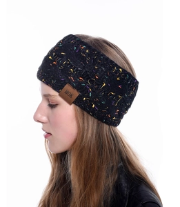Gros plan d'un bandeau en tricot noir moucheté sur un mannequin féminin