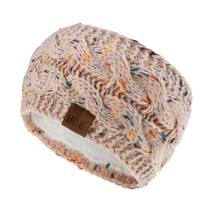 Détail d'un bandeau en tricot d'hiver avec doublure polaire et étiquette en cuir