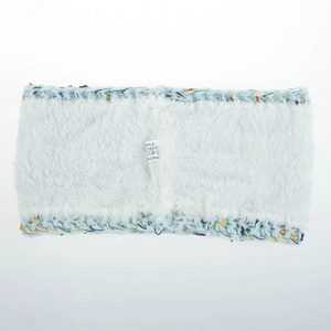 Vue détaillée de la doublure en polaire blanche douce de ce bandeau tricoté d'hiver