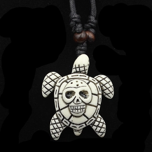 Collier pendentif tortue crâne fait main avec texture d'os sur un cordon noir