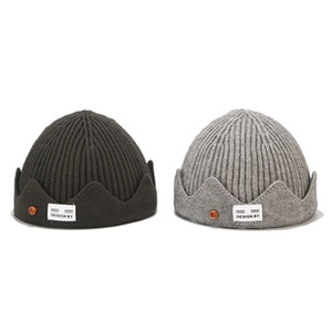 Gorros de punto acanalado vertical en gris oscuro y claro con etiqueta y detalle de botón