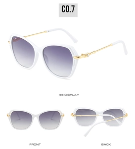 Détail de lunettes de soleil blanches carrées avec verres dégradés violets et strass