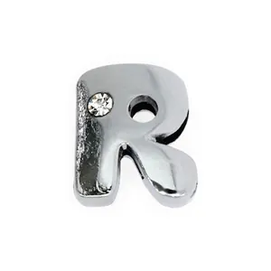 Dettaglio di un ciondolo a lettera R in metallo argento con cristallo bianco per bracciali da 8 mm