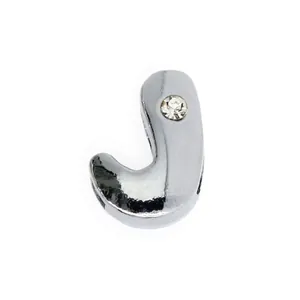 Dettaglio del ciondolo lettera J argento con strass per bracciali da 8mm