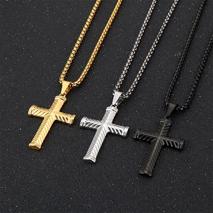Trois colliers croix en acier inoxydable texturé en or, argent et noir pour homme