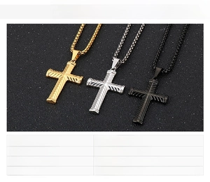 Détails des pendentifs croix en acier inoxydable en finitions or, argent et noir