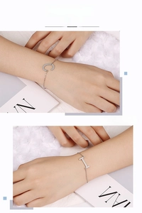 Dettaglio del bracciale in acciaio inossidabile con ciondoli a lettera C e I da donna