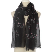 Detailansicht eines leichten schwarzen Schals mit rosa-weißen Katzenmotiven und Fransen