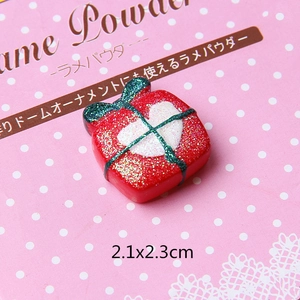 Makroaufnahme: 2,1x2,3cm rotes Weihnachtsgeschenk-Harz-Cabochon mit Glitzer und Schleife