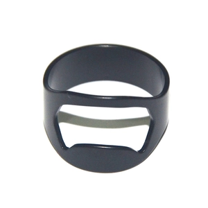 Gros plan d'une bague décapsuleur en acier inoxydable noir mat sur fond blanc