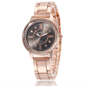 Montre à quartz rose doré avec cadran noir et lunette en cristal pour femme
