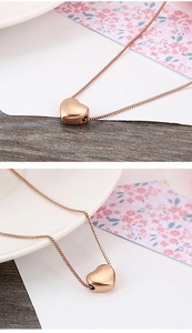 Nahaufnahme der roségoldenen Herz-Anhänger-Halskette mit feiner Schlangenkette im Detail