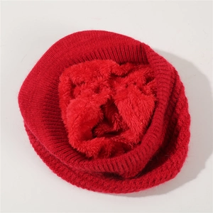 Detailaufnahme der roten Strickmütze mit dickem Thermo-Fleecefutter und weicher Textur