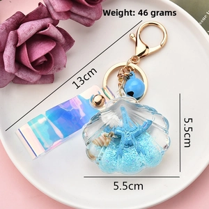 Detail of seashell liquid keychain with measurements of 13cm length and 46g weight
