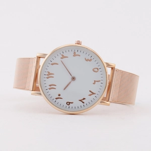 Roségoldene Quarzuhr mit Mailänder Mesh-Armband und arabischem Zifferblatt auf Weiß