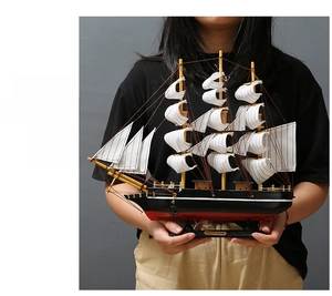 Détails du voilier en bois Cutty Sark avec voiles en tissu blanc et plaque signalétique